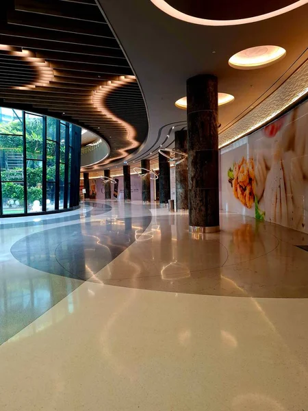 Surabaya - Endonezya, 9 Eylül 2025. Alışveriş merkezinin tavanı çekici, hareketli, esnek, dinamik ve çeşitli olmak üzere tasarlandı. Modern ve lüks bir iç mekanda sanatsal bir atmosfer yaratır..