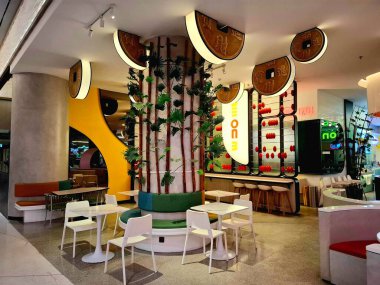 Surabaya, Endonezya, 9 Eylül 2025. Modern ve rahat bir atmosferi olan bir alışveriş merkezinde sanatsal ve yaratıcı kafeterya iç tasarımı. İç tasarım ziyaretçileri rahat ve rahat hissettiriyor..