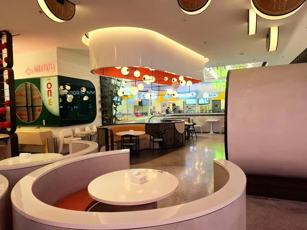 Surabaya, Endonezya, 9 Eylül 2025. Modern ve rahat bir atmosferi olan bir alışveriş merkezinde sanatsal ve yaratıcı kafeterya iç tasarımı. İç tasarım ziyaretçileri rahat ve rahat hissettiriyor..