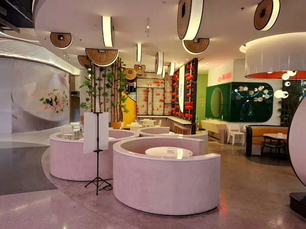 Surabaya, Endonezya, 9 Eylül 2025. Modern ve rahat bir atmosferi olan bir alışveriş merkezinde sanatsal ve yaratıcı kafeterya iç tasarımı. İç tasarım ziyaretçileri rahat ve rahat hissettiriyor..