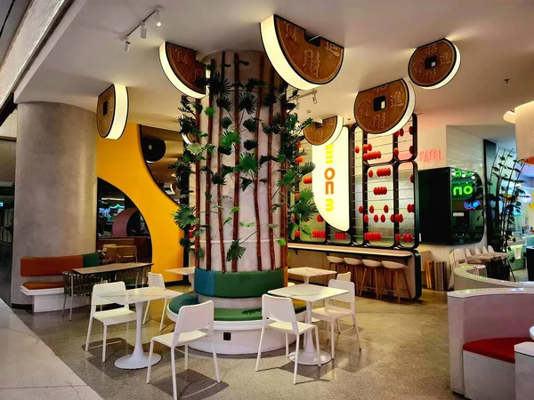 Surabaya, Endonezya, 9 Eylül 2025. Modern ve rahat bir atmosferi olan bir alışveriş merkezinde sanatsal ve yaratıcı kafeterya iç tasarımı. İç tasarım ziyaretçileri rahat ve rahat hissettiriyor..