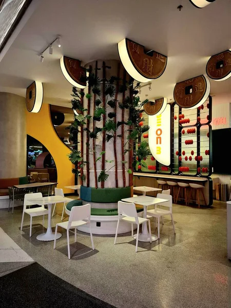 Surabaya, Endonezya, 9 Eylül 2025. Modern ve rahat bir atmosferi olan bir alışveriş merkezinde sanatsal ve yaratıcı kafeterya iç tasarımı. İç tasarım ziyaretçileri rahat ve rahat hissettiriyor..