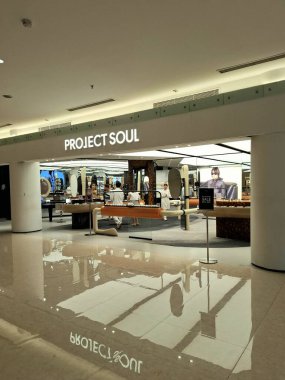 Surabaya - Endonezya, 7 Eylül 2025. Seul Projesi 'nin el yapımı gözlüklerinin ön görüntüsünü saklayın. Çok açık, şeffaf, modern ve çok davetkar..