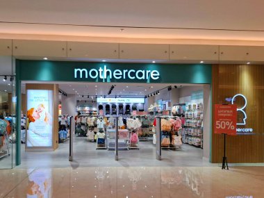 Surabaya, Endonezya, 7 Eylül 2025. Ana Bakım Anne ve Çocuk Mağazası 'nın, ziyaretçileri davet eden açık bir planı var..