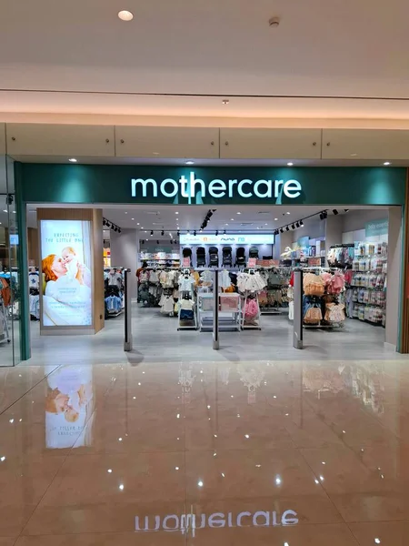 Surabaya, Endonezya, 7 Eylül 2025. Ana Bakım Anne ve Çocuk Mağazası 'nın, ziyaretçileri davet eden açık bir planı var..