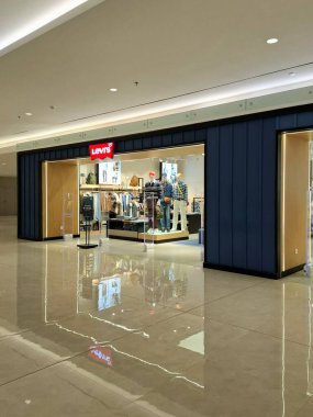 Surabaya, Endonezya, 9 Eylül 2025. Sıradan bir giyim mağazası olan Levis 'in önünde zarif, erkeksi, rahat ve misafirperver bir tasarım bulunur. Göz düzeyi görünümü.
