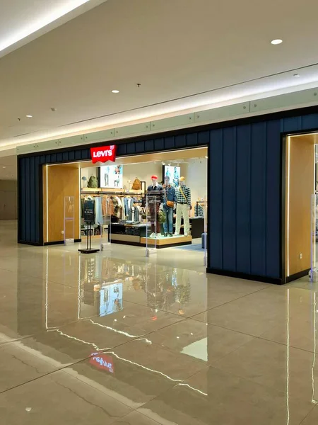 Surabaya, Endonezya, 9 Eylül 2025. Sıradan bir giyim mağazası olan Levis 'in önünde zarif, erkeksi, rahat ve misafirperver bir tasarım bulunur. Göz düzeyi görünümü.