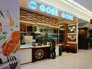 Surabaya, Endonezya, 9 Eylül 2025. Endonezya 'nın Gore Gore standının ön görüntüsü. Tasarım basit, çağdaş ve çekici. Göz düzeyi görünümü.