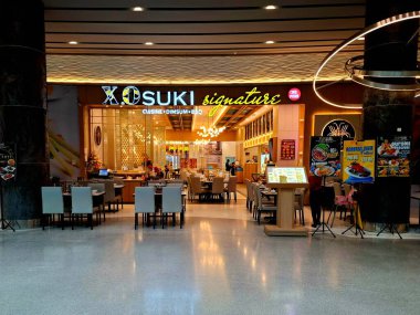 Surabaya, Endonezya, 9 Eylül 2025. Zarif ahşap masaları ve sandalyeleriyle 