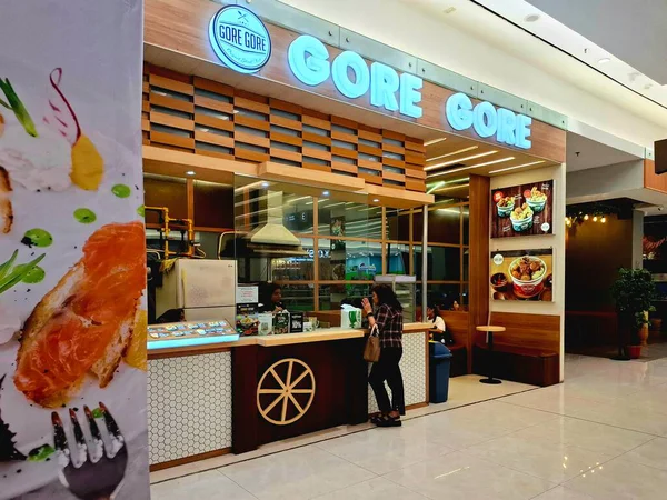 Surabaya, Endonezya, 9 Eylül 2025. Endonezya 'nın Gore Gore standının ön görüntüsü. Tasarım basit, çağdaş ve çekici. Göz düzeyi görünümü.