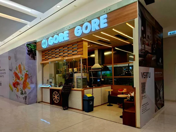 Surabaya, Endonezya, 9 Eylül 2025. Endonezya 'nın Gore Gore standının ön görüntüsü. Tasarım basit, çağdaş ve çekici. Göz düzeyi görünümü.