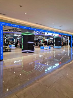 Surabaya, Endonezya, 9 Eylül 2025. Açık ve sportif tasarımıyla Planet Sport spor malzemeleri mağazasının önü. Göz düzeyi görünümü.