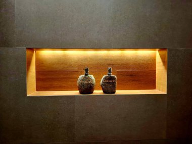 Sanatsal taş sabun ve şampuan şişeleri, çekici, doğal ve sanatsal bir iç tasarım elementi olarak.