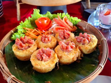Bu geleneksel Endonezya pastasının adı Tahu Fantasi, tofudan yapılır ve et ve sebzelerle doludur. Bambudan yapılmış, hem sanatsal hem de lezzetli bir tepside servis edilir..