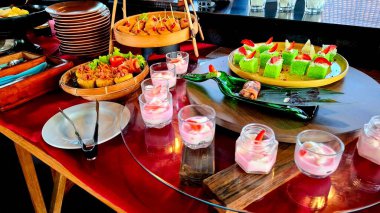 Geleneksel Endonezya kekleri bir otel restoranında kahvaltı için masada servis edilir..