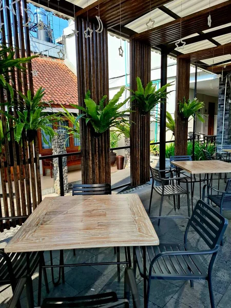 Otel bahçeleri arasındaki yarı açık hava yemek odası ahşap elementler ve şeffaf bir çatı ile sanatsal görünüyor. Sabahları, göz hizasında manzaranın tadını çıkarabilirsin..