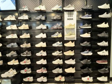 Surabaya, Endonezya, 18 Eylül 2024 Bu ayakkabı mağazasının içi modern bir tarzda dizayn edilmiş, sıra sıra ayakkabı rafları ve ziyaretçilerin dikkatini çeken vitrinlerle donatılmış..