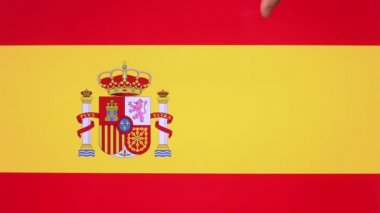 Kopya alanı ile İspanya bayrağı onaylamama hareketi ile başparmak aşağı el vererek. Olumsuz görüş işareti, İspanyol milleti afiş arka plan için küçümseme kavramı, boş alan ile sembol sevmemek