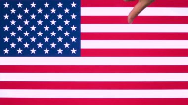 El abd bayrağı ile başparmak aşağı vererek, kopya alanı ile onaylamama jesti. Olumsuz görüş işareti, Amerikan ulusu afiş arka plan için küçümseme, boş alan ile sembol Amerika Birleşik Devletleri sevmemek