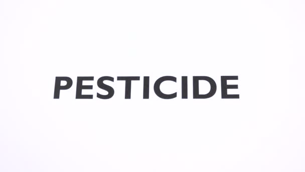 殺虫剤の禁止記号は 有毒物質は コピースペースで書くことを禁止します 殺虫剤 化学物質フリー 汚染の減少 白い背景を持つ負の兆候はありません 有機農業の概念 — ストック動画