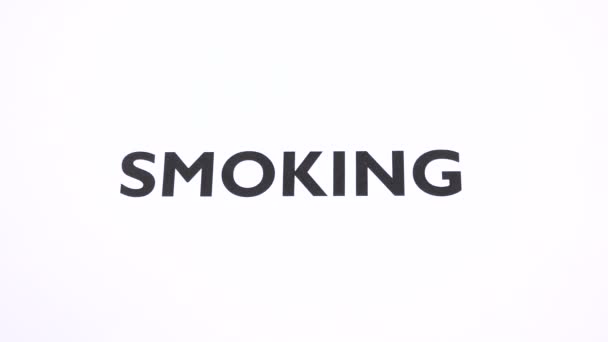 喫煙禁止記号 タバコ コピースペース付きのタバコ禁止の書き込み ニコチン中毒 不健康な物質習慣 白い背景を持つ負の兆候はありません 健康的なライフスタイルの概念 — ストック動画