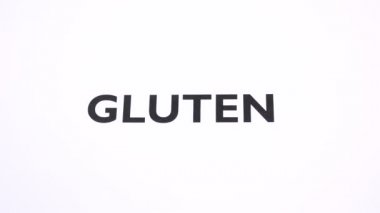 Glütensiz, içki yasağı sembolü, çölyak hastalığı, mısır gevreği yasağı ve fotokopi alanı. Un yok, hoşgörüsüzlük ve diyet yok, vejetaryen tarzı, negatif beyaz arka plan. Sağlıklı beslenme ve yaşam tarzı kavramı