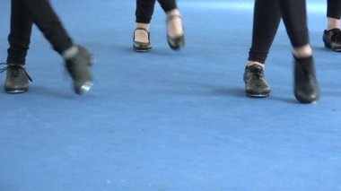 Siyah step dansçıları, parlak mavi zeminde dans eden ayakkabılar, retro tarzı, klasik müzik. Dansçının ayak hareketi, yakın çekim. Dans dersleri, 50 'lerin yaşam tarzı.