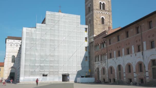 Lucca Italien Juli 2018 Weibliche Touristin Neigt Dazu Kirchenfassade Für — Stockvideo