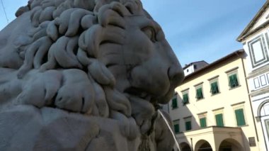 Collegiata Sant 'Andrea Kilisesi, Empoli, İtalya manzarası. Şehrin ana meydanı, Piazza Farinata degli Uberti, Toskana, aslan çeşmesi ve Floransa Romanesk bazilika cephesi