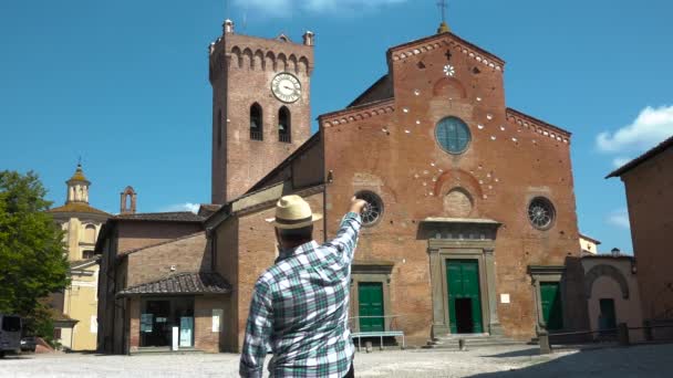 Pareja Sonriente Tomando Selfie Frente Iglesia San Miniato Cerca Pisa — Vídeos de Stock