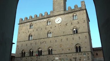 Volterra 'daki Priors Sarayı, Toskana, İtalya, ünlü ortaçağ binası. Antik Palazzo dei Priori meydanının eğimi, güzel bir cazibe merkezi, İtalyan turizm merkezi. Toskana şehir simgesi ziyaret ediliyor