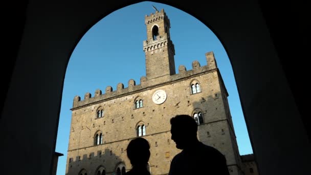 Turisté Selfie Palácem Převorů Volterra Toskánsko Itálie Podsvícená Silueta Páru — Stock video