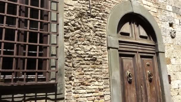 Detail Van Middeleeuws Gebouw Met Deur Raam Bars San Gimignano — Stockvideo