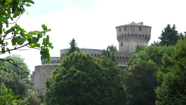 Pohled na starověkou Fortezza Medicea, středověkou pevnost v Volterra, Toskánsko, Itálie. Krásná stará budova středního věku postavená Lorenzem Ilem Magnificem. Italská dovolená, okružní jízdy, turistická destinace