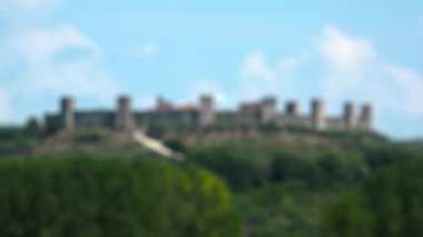 Monteriggioni, İtalya, Chianti bölgesinin ortaçağ köyü manzarası. Tarihi şehir duvarlı kuleleri olan manzara. İtalyan seyahati, tatil eğlencesi, güzel eski Toscana şehri, Toscana Italia