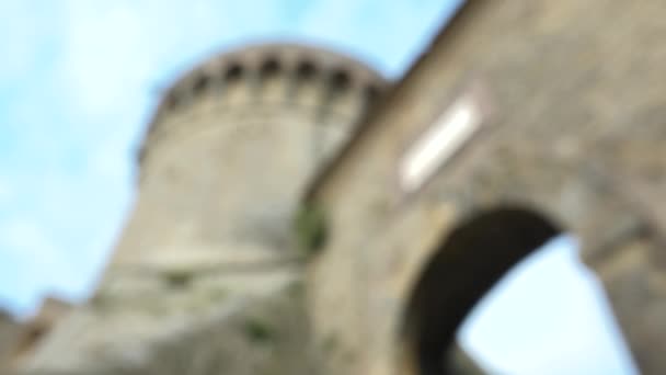 古代フォルテッツァメディケア フォルテラ トスカーナ イタリアの中世の要塞の門 ロレンツォ マグニフィコによって建てられた中世の美しい古い建物 イタリアの休日 観光地 — ストック動画