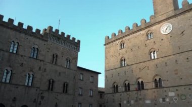 Volterra, Toskana, İtalya 'daki Priors Palace' ın Pan 'ı, İtalyan turizm merkezi. Ana meydandaki Palazzo dei Priori manzarası, ünlü ortaçağ binası, güzel bir cazibe. Toskana şehir simgesi ziyaret ediliyor