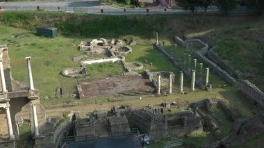 Antik Roma Tiyatrosu, Volterra, Toskana, İtalya 'da arkeolojik alan. M.Ö. 1. yüzyılın güzel kalıntıları. Sütunları ve banyoları var. İtalyan bayramı, turizm, turizm beldesi
