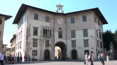 Pisa, İtalya, Temmuz 2018 - Saat Sarayı, Pisa, Toskana, İtalya, Torre de Gualandi veya Muda Kulesi olarak da bilinir). Cavalieri Meydanı 'ndaki güzel bina, İtalyan manzarası, Toskana manzarası.