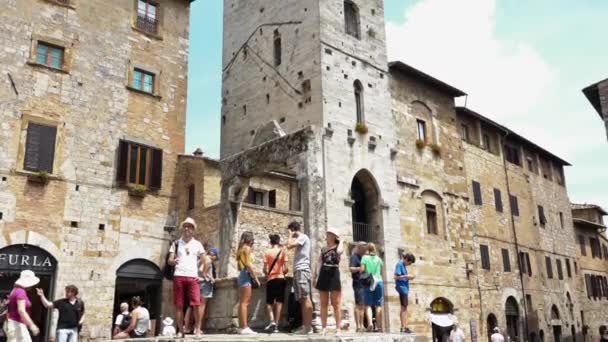 7月2018 サンジミニャーノ トスカーナイタリア デッラ システルナを歩く観光客 中世の塔とよくメイン広場を訪れる人々 イタリアの休日 観光地 — ストック動画