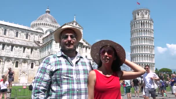 2018年7月 意大利比萨 快乐的人们在意大利比萨著名的斜塔附近拍照留念 情侣们笑着去旅游目的地托斯卡纳 愉快的游客们享受节日的照片 — 图库视频影像