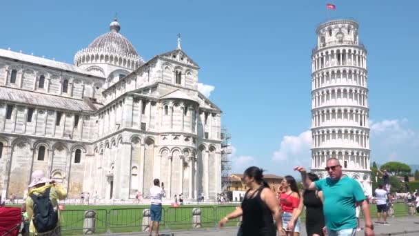 2018年7月 意大利比萨 意大利托斯卡纳比萨塔 Pisa Tower Tuscany Italy 附近一个快乐的女人用手做心脏符号 观光客乐意效劳 钟情纪念物 — 图库视频影像