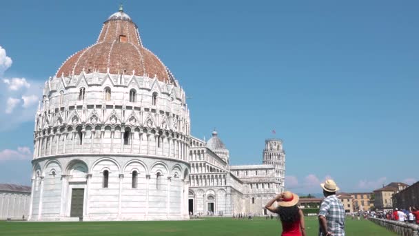 Glada Turister Tar Souvenir Foto Pisa Italien Med Topprankad Attraktion — Stockvideo