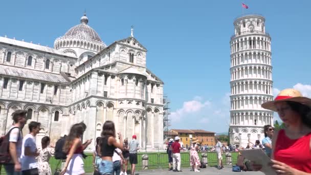 Піза Італія Липень 2018 Посміхнений Турист Міською Картою Відвідує Пам — стокове відео