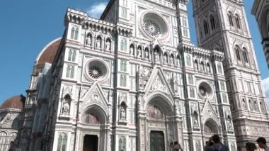 Floransa, İtalya, Temmuz 2018 - Santa Maria del Fiore Katedrali, Giotto 'nun çan kulesi ve insanları. Ünlü anıtları ziyaret eden turistler, yapılacak işler, İtalyan eğlencesi, Toskana turizm beldesi