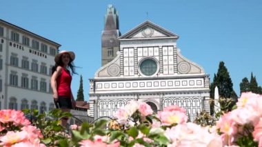 Gülümseyen kadın Santa Maria Novella kilisesi önünde selfie çekiyor, Floransa, İtalya. Mutlu insanlar Toskana 'nın en iyi yerine seyahat ediyor, neşeli bayan turist Firenze' yi ziyaret ediyor, bayramların hatıra fotoğrafı.