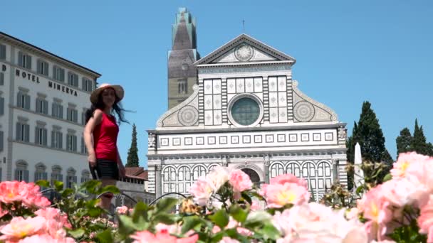 イタリア フィレンツェのサンタ マリア ノヴェッラ教会の前で自撮りした笑顔の女性 幸せな人々はトスカーナの最高の場所に旅行し 陽気な女性観光客がフィレンツェを訪れ 休日のお土産写真 — ストック動画