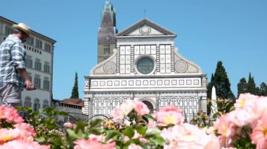 Erkek turist Santa Maria Novella Kilisesi, Floransa, İtalya 'da fotoğraf çekiyor. Kameralı beyaz adam Toskana 'ya gidiyor, yapacak işler var, Avrupa' da fotoğraf tatili, İtalyan turu gezisi.