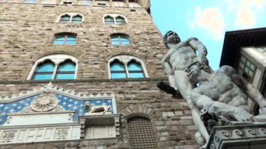 Ünlü Ercole e Caco heykeli, sanatçı Bandinelli 'nin Palazzo Vecchio' nun önünde, Floransa, Toskana, İtalya. İtalya 'da yapılacak işler, ziyaret edilecek en iyi yer, Firenze gezisi, turizm beldesi.
