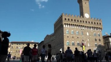 Floransa, İtalya, Temmuz 2018 - Vecchio, Firenze, Toscana, İtalya 'daki ünlü anıtı ziyaret eden turistler. Meydan Meclisi 'ndeki halk ve eski bina, İtalyan eğlencesi, turizm beldesi